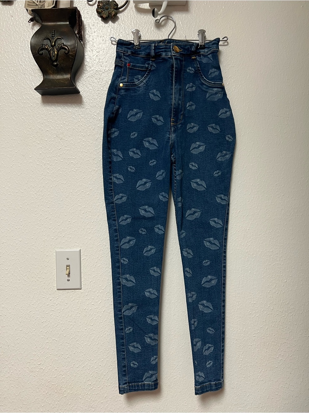 High-Rise Dark Blue Kiss-Print Women's Jeans